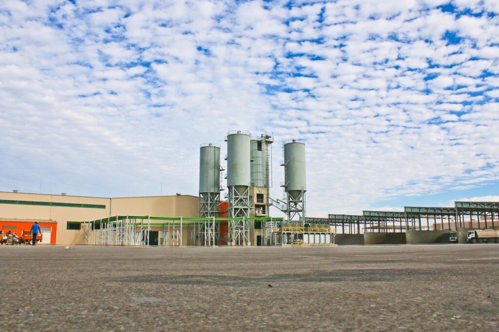 Picture of a warehouse with several silos outside